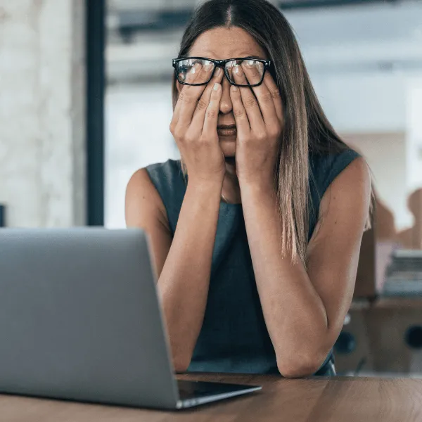 Femme fatiguée devant son ordinateur